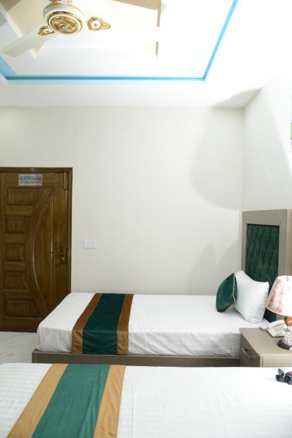 Hotel Deluxe ลาฮอร์ ภายนอก รูปภาพ