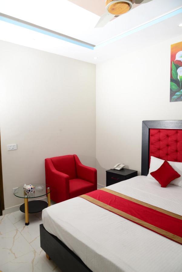 Hotel Deluxe ลาฮอร์ ภายนอก รูปภาพ