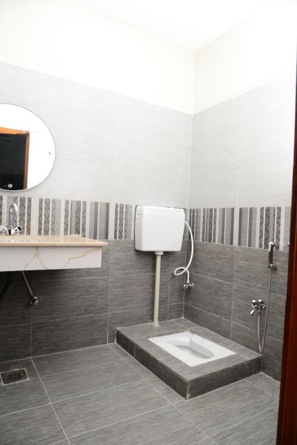 Hotel Deluxe ลาฮอร์ ภายนอก รูปภาพ