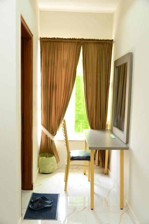 Hotel Deluxe ลาฮอร์ ภายนอก รูปภาพ
