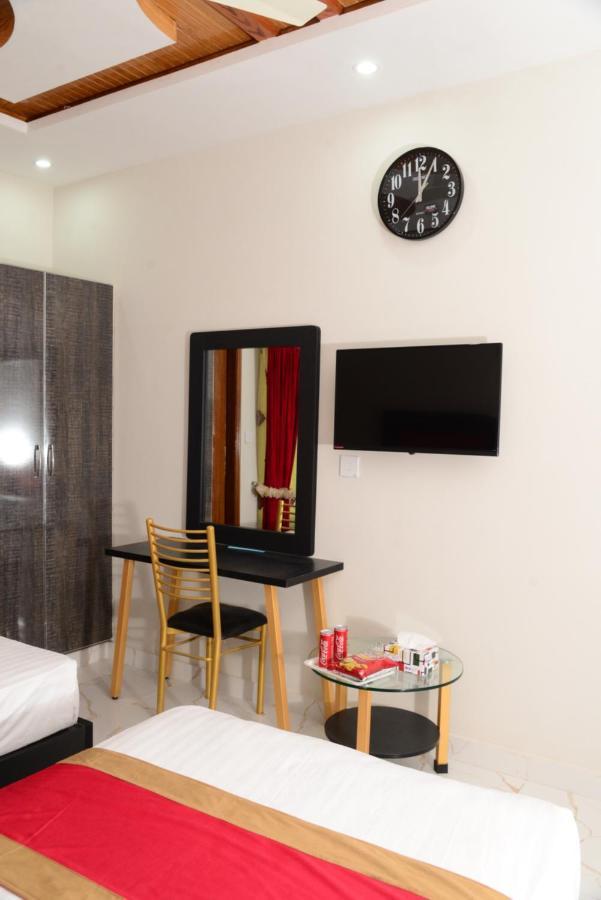 Hotel Deluxe ลาฮอร์ ภายนอก รูปภาพ