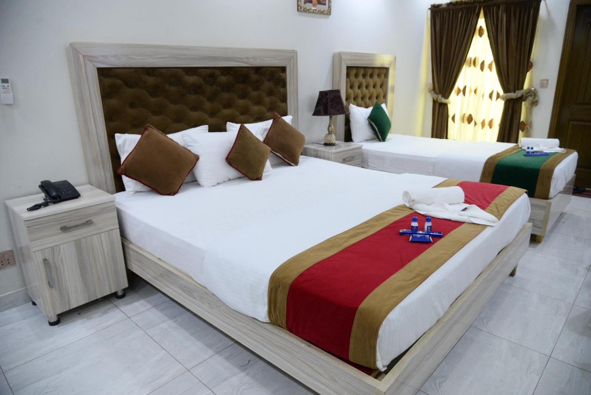 Hotel Deluxe ลาฮอร์ ภายนอก รูปภาพ