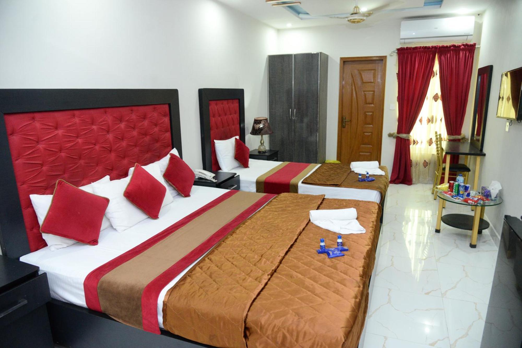 Hotel Deluxe ลาฮอร์ ภายนอก รูปภาพ