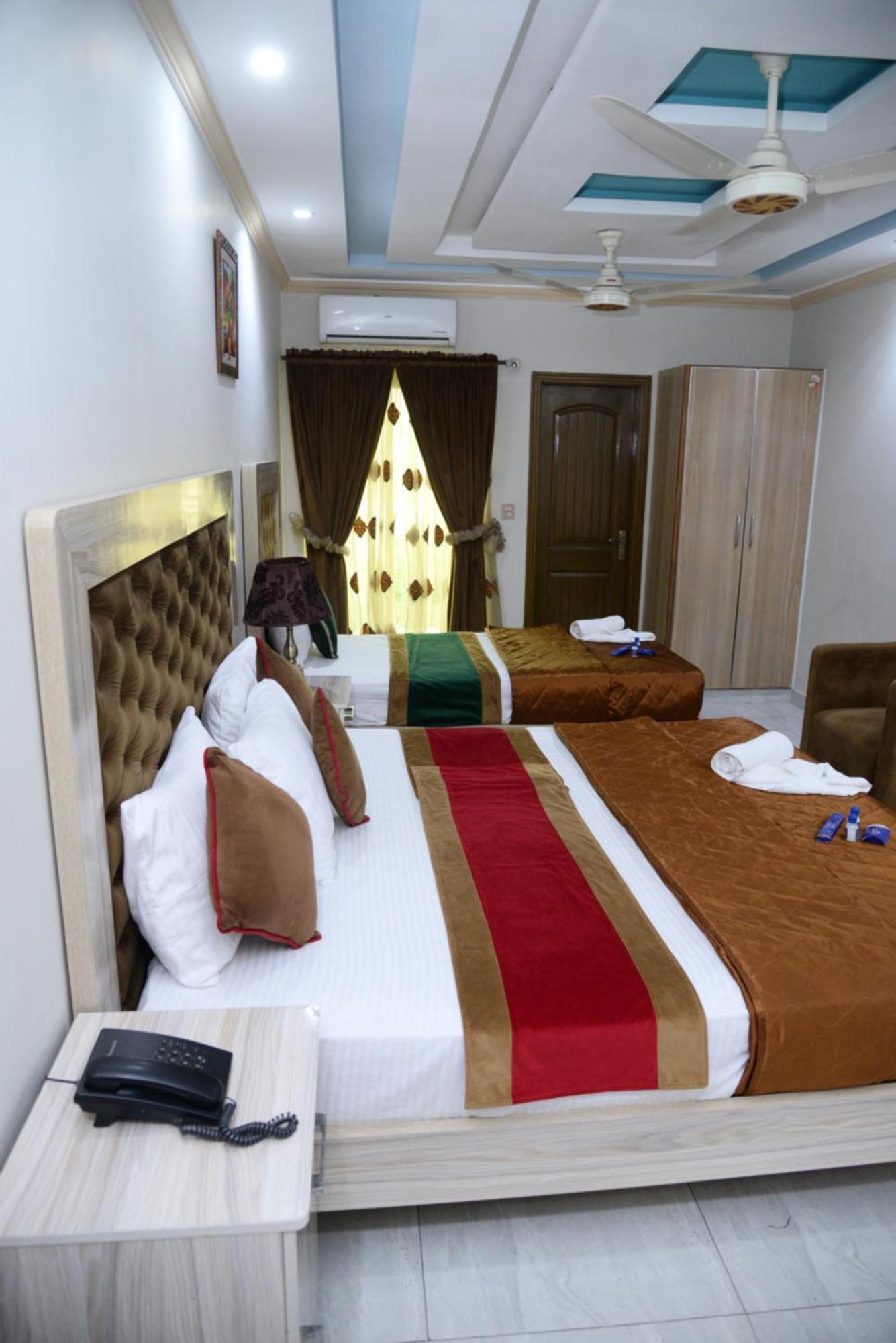 Hotel Deluxe ลาฮอร์ ภายนอก รูปภาพ