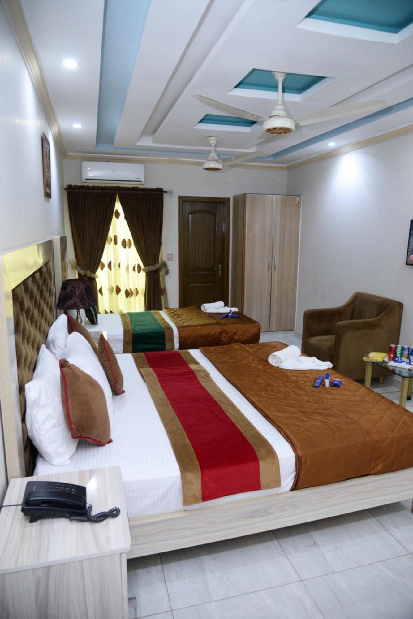 Hotel Deluxe ลาฮอร์ ภายนอก รูปภาพ