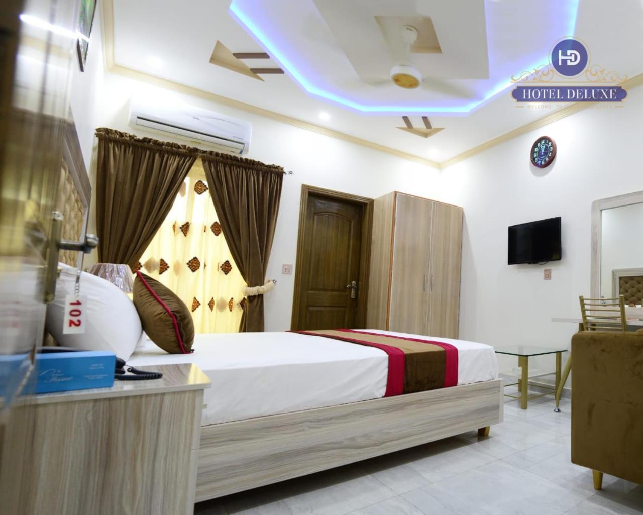 Hotel Deluxe ลาฮอร์ ภายนอก รูปภาพ